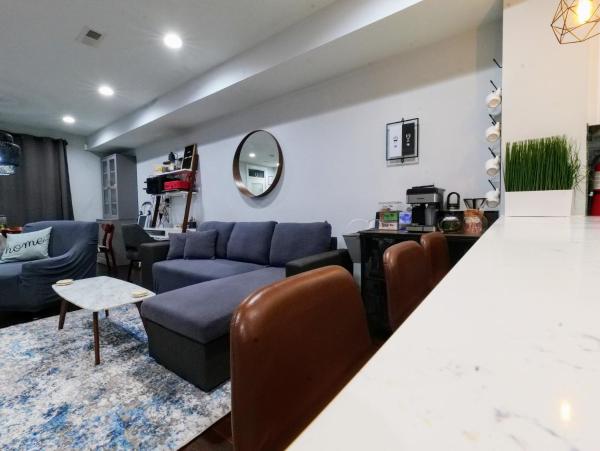 A la foto es mostra l'objecte Modern, Chic, 3bd, Metro Accessible and Free Parking situat a la ciutat de Washington.