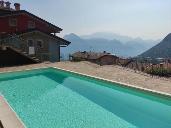 Nella foto è visibile l'oggetto Blondie House - Pool & LakeView - by Host4U situato nella città di Fonteno.