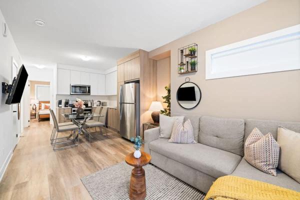 På billedet ses objektet Bloordale Gem Stylish Space with Parking beliggende i byen Toronto.