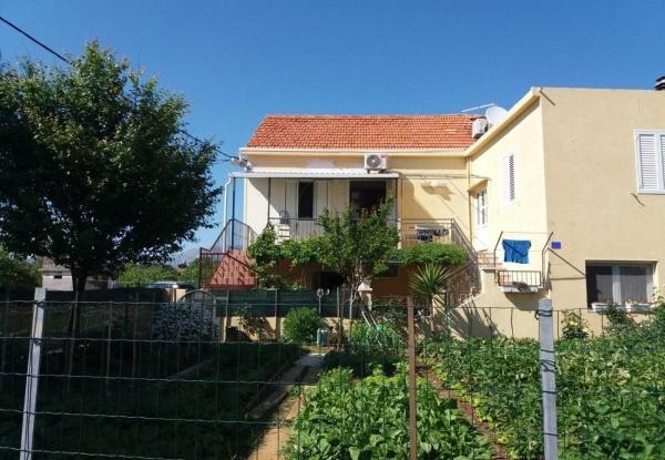 A la foto es mostra l'objecte Apartment Ivica situat a la ciutat de Sućuraj.
