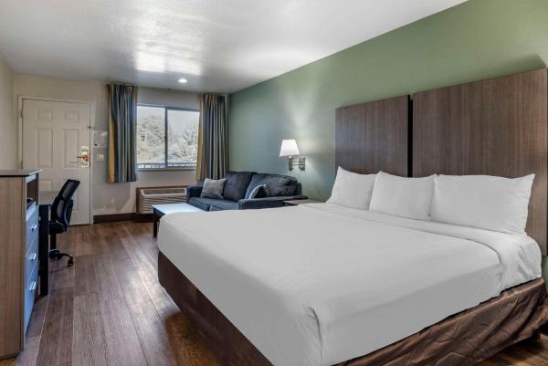 Na fotografii je vidět objekt Econo Lodge Portland Airport nacházející se ve městě Parkrose.