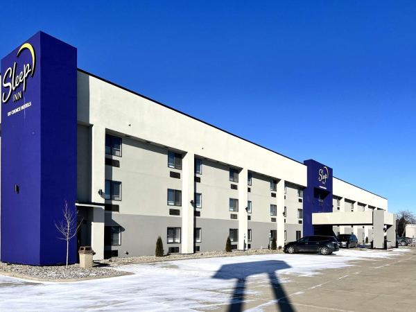 A la foto es mostra l'objecte Sleep Inn situat a la ciutat de Champaign.