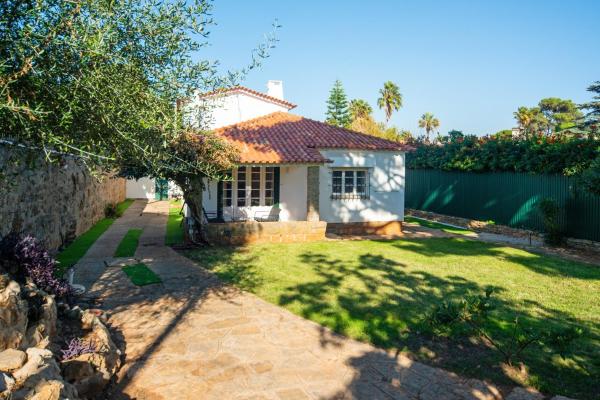 Na zdjęciu widoczny jest obiekt 4-bedroom house in Cascais, near Guincho beach położony w mieście Birre.
