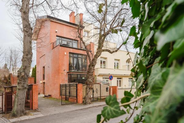 La photo montre l'objet Red House Gdynia - Kamienica blisko morza situé dans la ville de Gdynia.