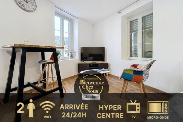 A la foto es mostra l'objecte Studio Royat proche des commerces Nationale 2 situat a la ciutat de Royat.