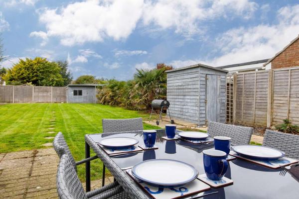 Fotografie 4: Bright & Modern 4 br House 100 metres from Beach