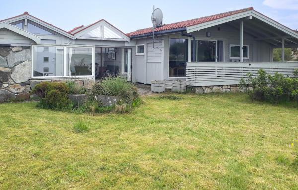 Nella foto è visibile l'oggetto 4 Bedroom Cozy Home In Sirevåg situato nella città di Hellvik.