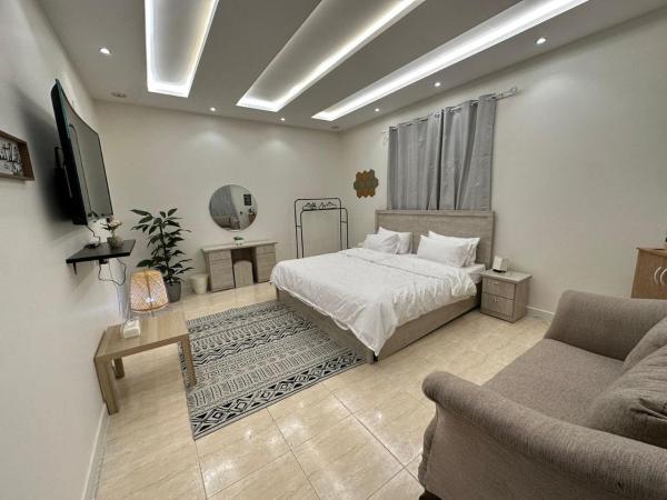 A la foto es mostra l'objecte استديو بالعقيق بجلسة خارجية situat a la ciutat de Riad.