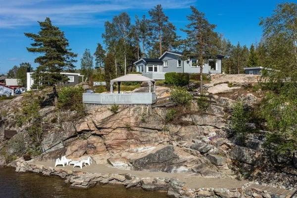 Na zdjęciu widoczny jest obiekt Beachfront cottage with sea view położony w mieście Dillingøy.