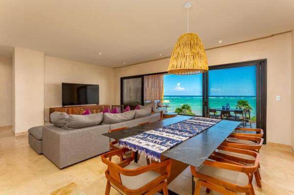 Na zdjęciu widoczny jest obiekt Beachfront 3BR Escape with Rooftop Sea Tankah Bay położony w mieście Tulum.
