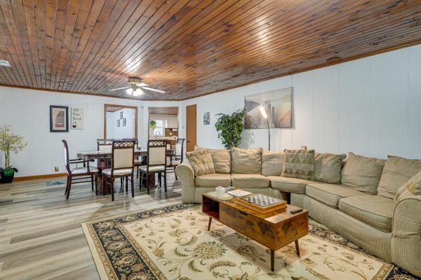 A la foto es mostra l'objecte Deck and 2-Acre Yard Quiet Getaway in Crandall! situat a la ciutat de Crandall.
