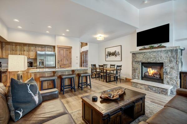 Billede 2: Updated, Modern Townhome with Private Garage condo