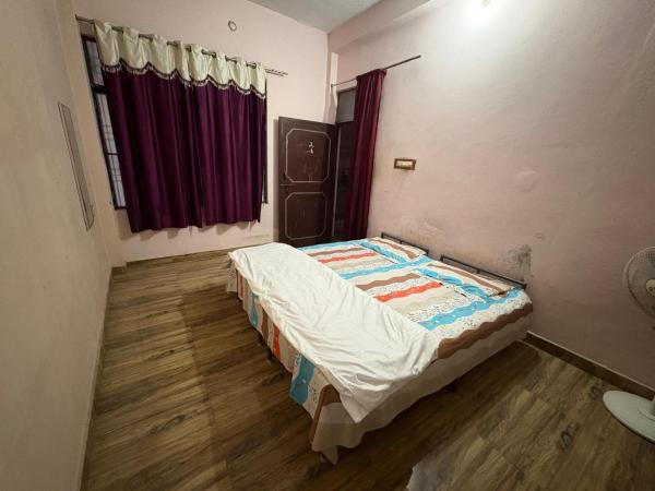 Na fotografii je vidět objekt Varun Home Stay nacházející se ve městě Sūbedārganj.