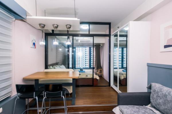 A la foto es mostra l'objecte Traveler's Playground Makati Home Gym Swim 300 Mb situat a la ciutat de Manila.