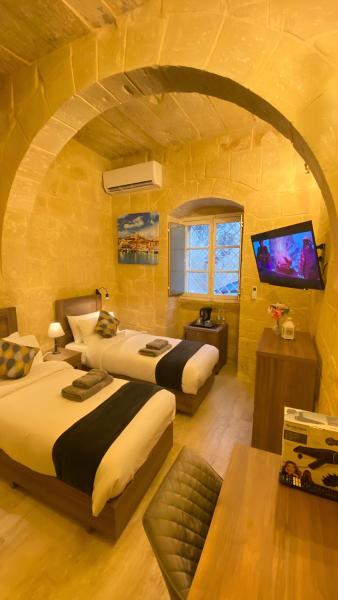 Ancient Maltese House with modern interior 3 min away from Airport TAL-PINU