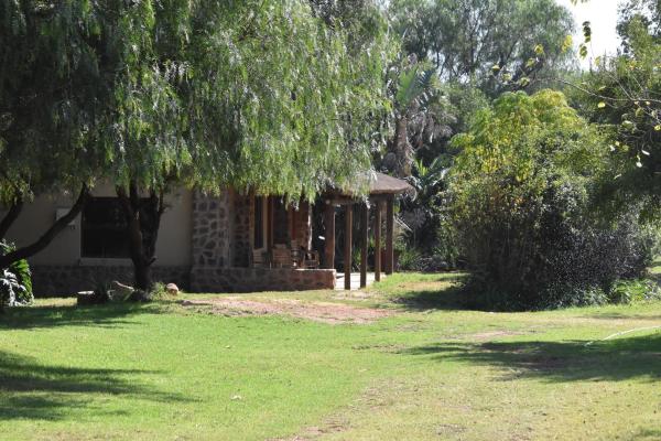 På bildet vises objektet The Lions Foundation Rescue & Conservation Centre at Schrikkloof som ligger i byen Warmbaths.