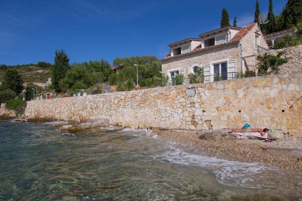 På billedet ses objektet Villa Aquamarine beliggende i byen Vis.