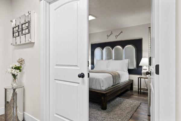 Φωτογραφία 3: Chic & Cozy Room, Unique Design, Shared Amenities Near CofI and Lake Lowell