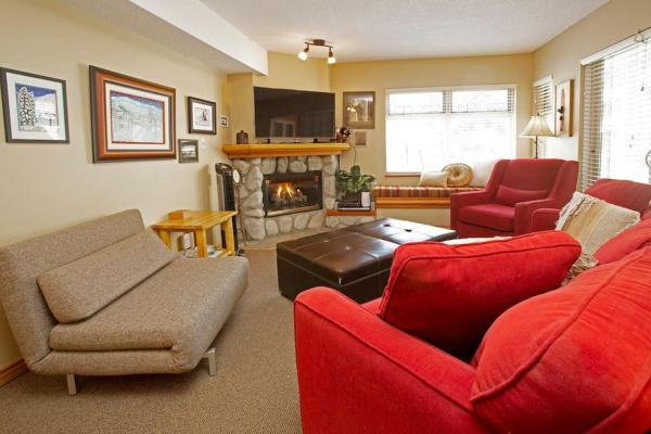 På bildet vises objektet Cozy Creekside 1BR, Sleeps 4, Pool & Hot Tub, Walkable som ligger i byen Whistler.