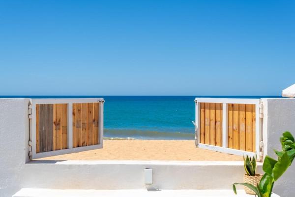 A la foto es mostra l'objecte Beach front right on the Sand Luxury semi-detached 3 bed Villa situat a la ciutat de Faro.