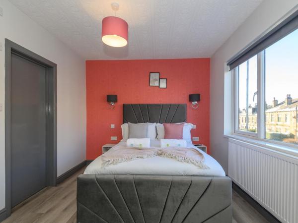 Pass the Keys Love Blooms in Lower Wortley - Couples Hideout with a Shared Kitchen, Leeds