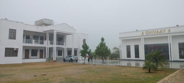 A la foto es mostra l'objecte SHIVAAY GARDEN situat a la ciutat de Mādhoganj.