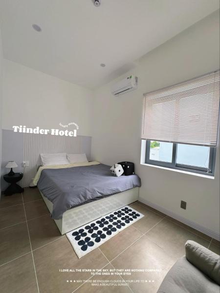 Na foto é possível ver o objeto Tiinder Hotel localizado na cidade de Làng Phước Bửu.