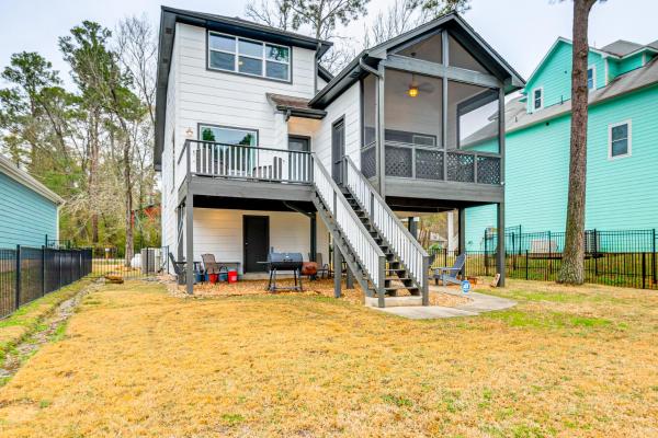 På bildet vises objektet Less Than 1 Mi to Boat Ramp Waterfront Lake Conroe Home! som ligger i byen Honea.