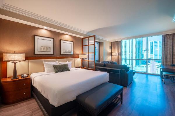 No Resort Fee Strip View Suite + Free Valet + Pool, Las Vegas
