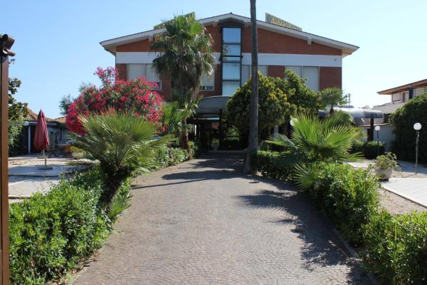 En la foto se muestra el objeto Hotel Calypso ubicado en la ciudad de Ardea.