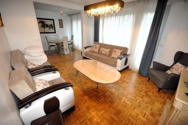 Fotografie 1: Spacious, Bright Apartment with Private Parking