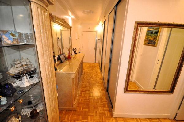 Fotografie 7: Spacious, Bright Apartment with Private Parking