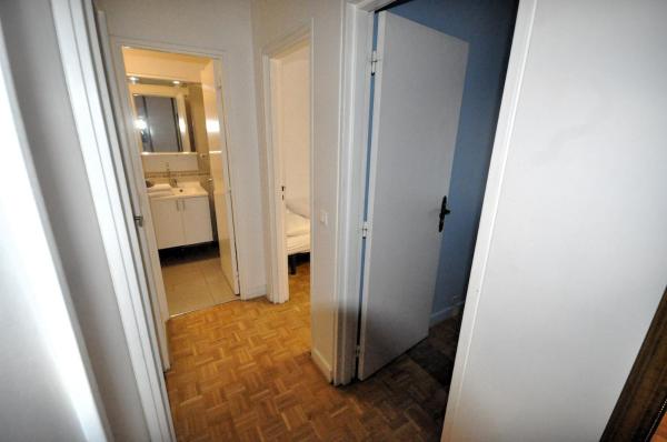 Fotografie 8: Spacious, Bright Apartment with Private Parking