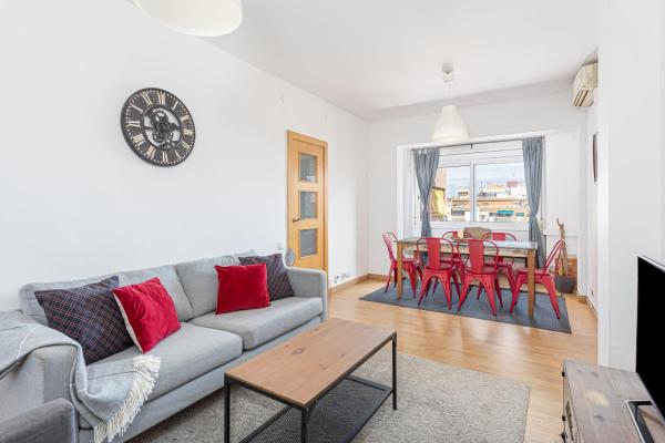 New, Stylish Quiet & Next To Metro, Barcelone