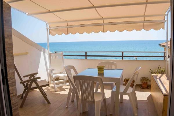 A la foto es mostra l'objecte Terrazza finemente ristrutturata di fronte al mare situat a la ciutat de Siculiana Marina.