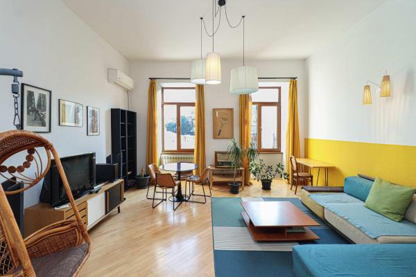 Charming 2BR Near Rooms Hotel - By Wehost, Tbilisi