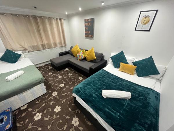 A la foto es mostra l'objecte 4 bedroom cosy home Birmingham situat a la ciutat de Smethwick.