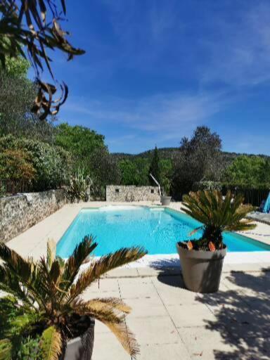 A la foto es mostra l'objecte Le CLOS MARFRUMA situat a la ciutat de Uzer.
