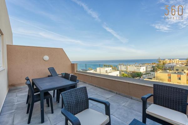 The photo shows the The Suite Stay - Just off the Promenade & Beach ! located in the city of Il-Kappara.