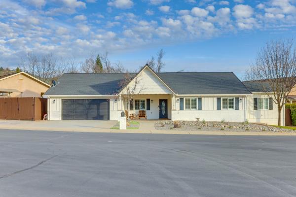 写真にはマーフィ市にあるWalk Downtown Remodeled Home in Murphys with Yard!が写っています。