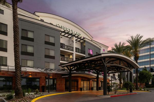A la foto es mostra l'objecte Courtyard Los Angeles Burbank Airport situat a la ciutat de Sunland.