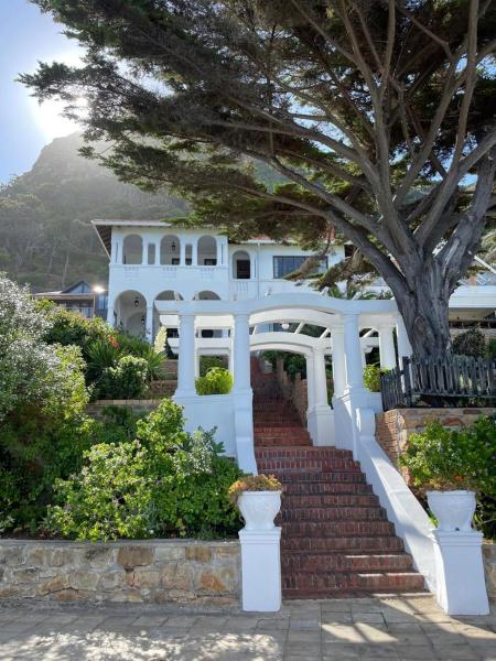 A la foto es mostra l'objecte The Breakers at St James, Cape Town situat a la ciutat de St James.