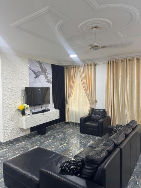 照片显示了位于Okponglo市的Jedric Executive Home物件。