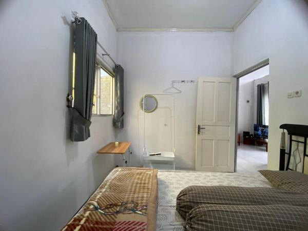 Na fotografii je vidět objekt Hasna Home Stay nacházející se ve městě Kertosobo.