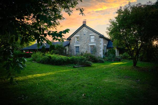 Na zdjęciu widoczny jest obiekt Stonefox Retreat położony w mieście Markdale.