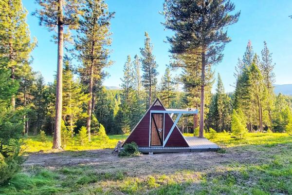 A la foto es mostra l'objecte The Stargazer A-frame Cabin with Mtn View, Hot Tub situat a la ciutat de Potomac.