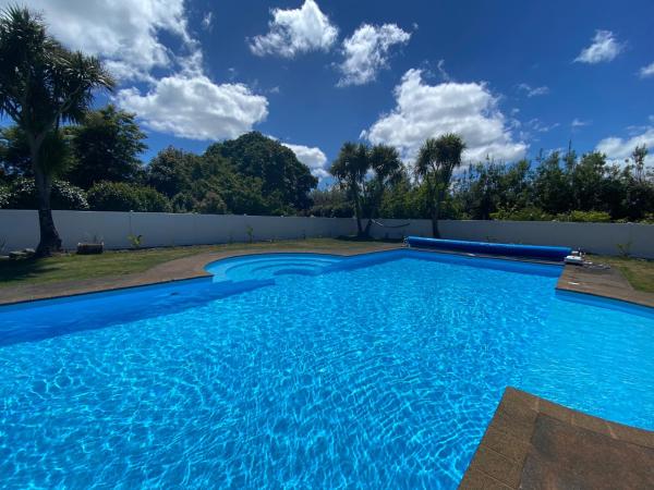 写真にはSentry Hill市にあるPrivate Garden Oasis with Pool and Gymが写っています。