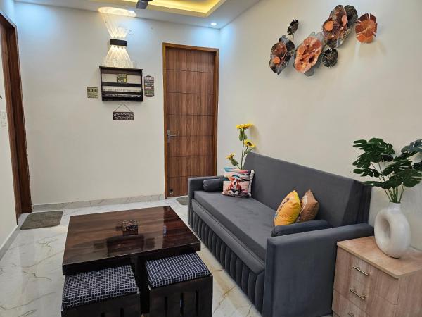 照片显示了位于Dehradun市的1 BHK Apartment in Dehradun with Mussoorie Mountain View - Buddy Mountain Escape物件。