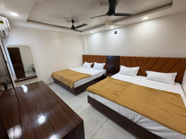 Na fotografii je vidět objekt HOTEL SHREE GANESH DWARKa nacházející se ve městě Dwarka.