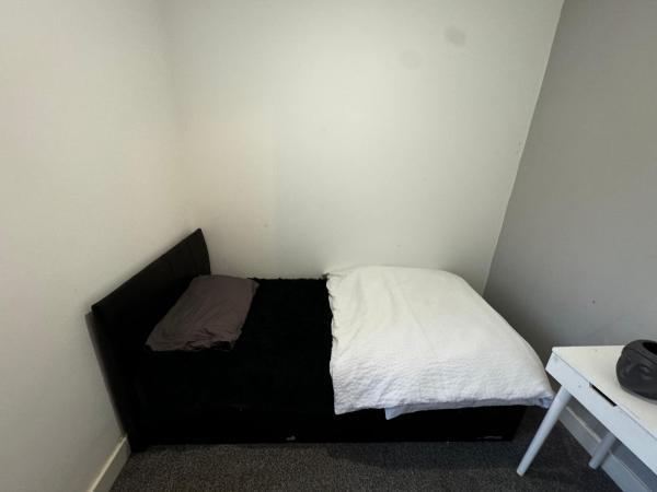 A la foto es mostra l'objecte 42 Guthridge Crescent situat a la ciutat de Leicester.
